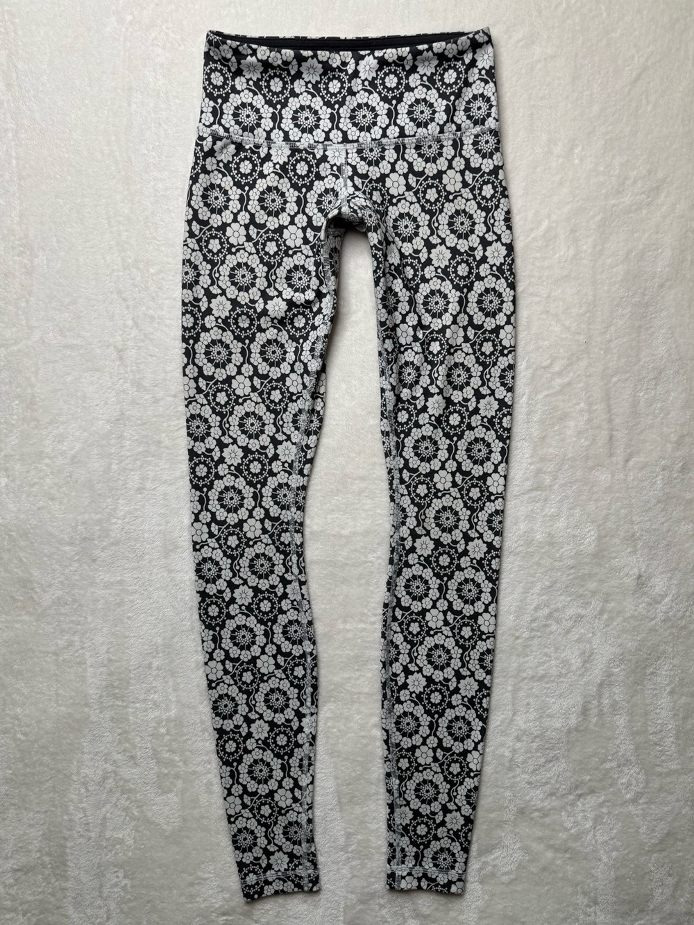 lululemon athletica Black & White Floral Medallion Midrise Leggings Size 2